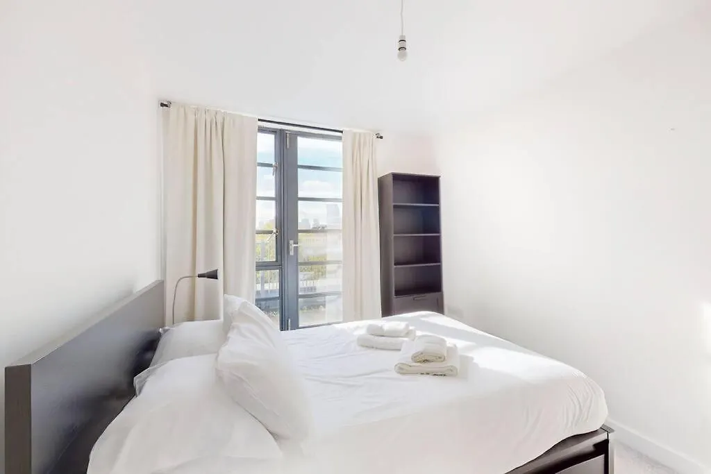 Stunning 1Bed Flat With Balcony - 5 Mins To Station Lejlighed London