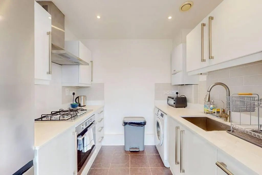 Stunning 1Bed Flat With Balcony - 5 Mins To Station Apartment London