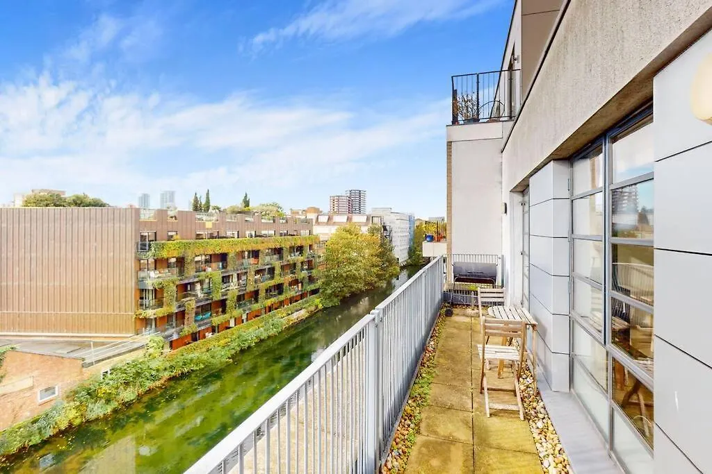 Stunning 1Bed Flat With Balcony - 5 Mins To Station Apartment London