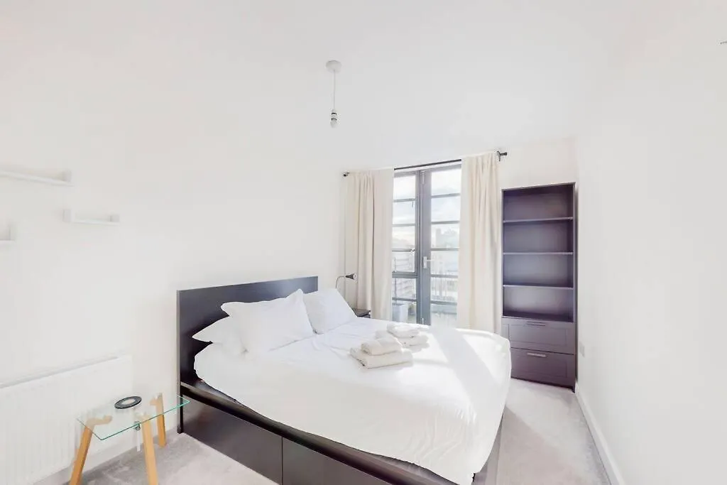 Stunning 1Bed Flat With Balcony - 5 Mins To Station Apartment London