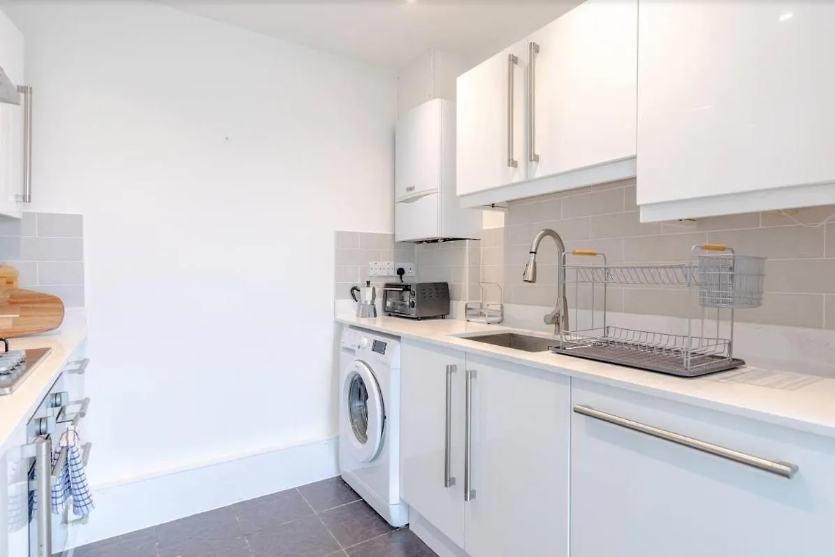Stunning 1Bed Flat With Balcony - 5 Mins To Station Apartment London